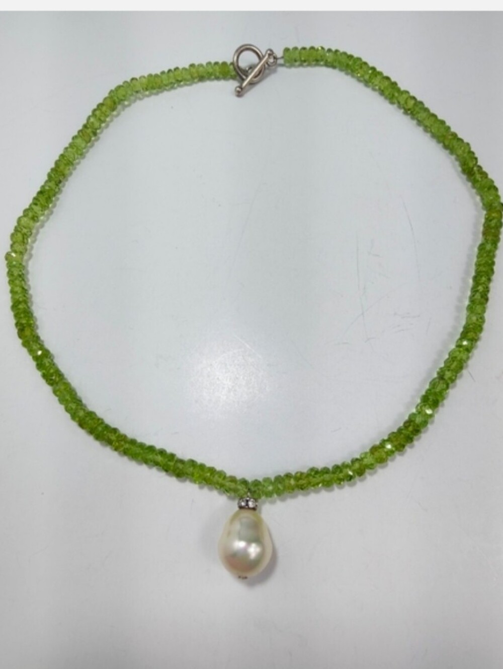 Peridot Green Beaded Necklace w/ Faux Pearl Pendant  16” Silver Tone Toggle